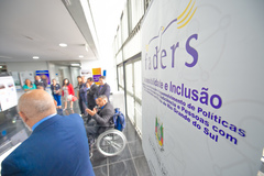 Presidente Hamilton Sossmeier e vereadores Alvoni Medina e Airto Ferronato participam da Abertura Exposição 50 Anos de história - FADERS Acessibilidade e Inclusão