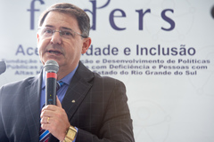 Presidente Hamilton Sossmeier e vereadores Alvoni Medina e Airto Ferronato participam da Abertura Exposição 50 Anos de história - FADERS Acessibilidade e Inclusão