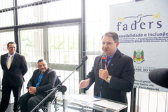 Presidente Hamilton Sossmeier e vereadores Alvoni Medina e Airto Ferronato participam da Abertura Exposição 50 Anos de história - FADERS Acessibilidade e Inclusão
