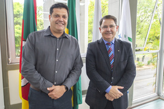 Presidente Hamilton Sossmeier recebe o senhor Sandro Figueiredo De Oliveira, Diretor de Relação Institucional da Portos RS.