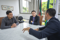 Presidente Hamilton Sossmeier recebe o senhor Sandro Figueiredo De Oliveira, Diretor de Relação Institucional da Portos RS.