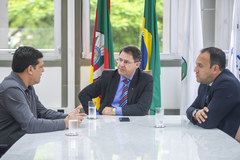 Presidente Hamilton Sossmeier recebe o senhor Sandro Figueiredo De Oliveira, Diretor de Relação Institucional da Portos RS.