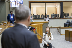 Movimentação de Plenário. Na tribuna o vereador Idenir Cecchim e no Microfone de apartes a vereadora Mari Pimentel.