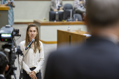 Movimentação de Plenário. Na tribuna o vereador Idenir Cecchim e no Microfone de apartes a vereadora Mari Pimentel.