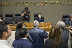 Movimentação de Plenário. Na foto, o presidente Hamilton Sossmeier e lideranças