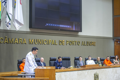 A homenagem foi entregue ao comandante do 5° Distrito Naval, o vice-almirante Augusto José da Silva Fonseca Junior, representando a Marinha do Brasil
