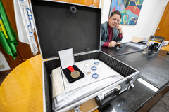 Presidente Hamilton Sossmeier recebe últimos documentos que irão compor o acervo da cápsula do tempo comemorativa aos 250 anos da Câmara Municipal de Porto Alegre. A ideia é que o baú só seja aberto em 2073, quando a Câmara celebrará 300 anos.