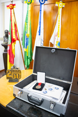 Presidente Hamilton Sossmeier recebe últimos documentos que irão compor o acervo da cápsula do tempo comemorativa aos 250 anos da Câmara Municipal de Porto Alegre. A ideia é que o baú só seja aberto em 2073, quando a Câmara celebrará 300 anos.