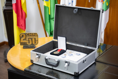 Presidente Hamilton Sossmeier recebe últimos documentos que irão compor o acervo da cápsula do tempo comemorativa aos 250 anos da Câmara Municipal de Porto Alegre. A ideia é que o baú só seja aberto em 2073, quando a Câmara celebrará 300 anos.
