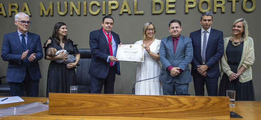 A outorga ocorreu em Sessão Solene, no Plenário Otávio Rocha, e a proposição foi da vereadora Fernanda Barth (PL)