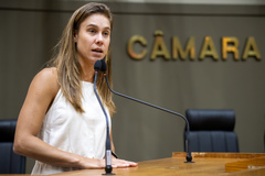 Movimentação de Plenário. Na tribuna a vereadora Mari Pimentel.