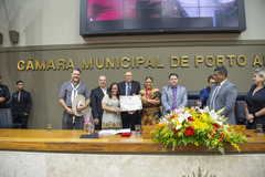 Cláudia e Liliana exibem o título da mais nova Cidadã de Porto Alegre