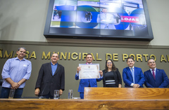 A outorga do título ocorreu em Sessão Solene, realizada no Plenário Otávio Rocha, e a proponente foi a vereadora Psicóloga Tanise Sabino (PTB)