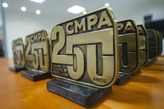 Presidente Hamilton Sossmeier entrega o troféu, para a comissão especial dos 250 anos da CMPA.