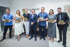 Presidente Hamilton Sossmeier entrega o troféu, para a comissão especial dos 250 anos da CMPA.