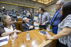 Movimentação de Plenário. Na imagem os vereadores Lourdes Sprenger, Idenir Cecchim, Aldacir Oliboni, Pedro Ruas e Cláudia Araújo.