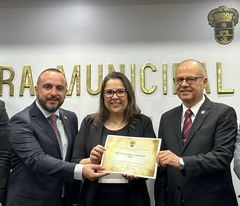 Tanise Sabino concede Diploma de Honra ao Mérito para Sociedade Bíblica do Brasil (SBB)