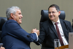 Sossmeier (D) cumprimenta Mauro Pinheiro, novo presidente da Câmara