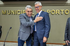 Prefeito Sebastião Melo cumprimenta o novo presidente do Legislativo, vereador Mauro Pinheiro