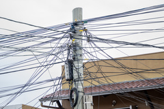 A empresa de energia elétrica poderá notificar as demais empresas que utilizam os postes como suporte de seus cabeamentos, tais como telefonia e internet