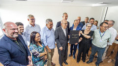 Presidente Mauro Pinheiro, vereadora Cláudia Araújo e vereador Idenir Cecchim participam do ato de assinatura dos contratos de compra e venda da Carris e de concessão das linhas operadas pela companhia