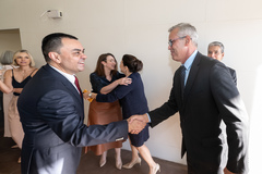 Vilhalba e Pinheiro se cumprimentam na posse na Ajuris