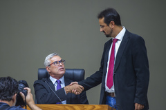 Movimentação de plenário. Na imagem presidente Mauro Pinheiro e vereador Jonas Reis.
