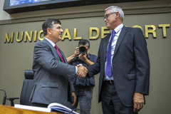 Movimentação de plenário. Na imagem presidente Mauro Pinheiro e vereador José Freitas.