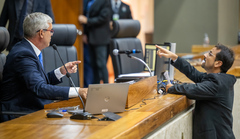 Movimentação de plenário. Na foto, o presidente Mauro Pinheiro e o vereador Jonas Reis.