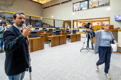 Jonas Reis (PT) e Lourdes Sprenger (MDB) durante a sessão plenária desta quarta-feira