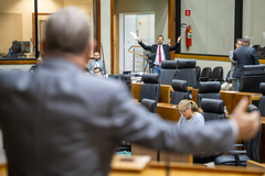 Movimentação de plenário. Na foto, os vereadores Idenir Cecchim e Jonas Reis debatem.