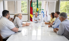 Presidente Mauro Pinheiro recebe lideranças do Partido Progressista. A vereadora Comandante Nádia também participou do encontro.
