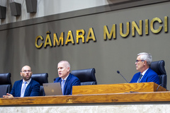 Fantinel (ao centro) respondeu a questionamentos feitos pelos vereadores sobre a implementação do novo sistema