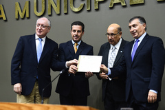 Na foto: Zalmir Chwartzmann (e); vereadores Nagelstein e Pujol, e Fernando Lottenberg (d)