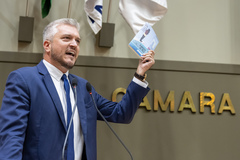 Na tribuna, o vereador Ramiro Rosário (PSDB)