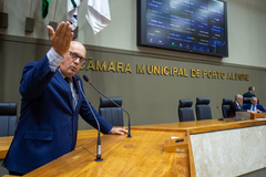 Movimentação de plenário. Na tribuna, o vereador Gilson Padeiro (PSDB)