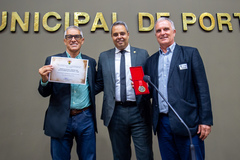 Melo (ao centro) e os representantes da SABI na entrega da Comenda