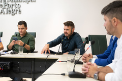 Reunião para atualização sobre o processo de interdição parcial do aeroporto Salgado Filho. Na foto, vereador proponente da pauta, vereador Jessé Sangalli