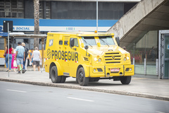 Veículos ficarão proibidos de subir nas calçadas