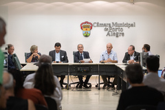 O proponente foi o vereador Airto Ferronato (ao centro da mesa), que conduziu a reunião de abertura