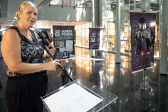 Vereadora Comandante Nádia representa o presidente Mauro Pinheiro na abertura da exposição "Amor não combina com dor".