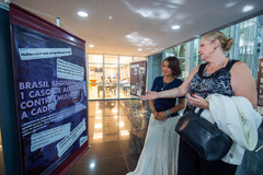 Vereadora Comandante Nádia representa o presidente Mauro Pinheiro na abertura da exposição "Amor não combina com dor".