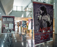 Vereadora Comandante Nádia representa o presidente Mauro Pinheiro na abertura da exposição "Amor não combina com dor".