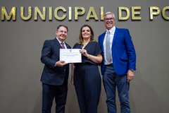 O proponente da homenagem, vereador Hamilton Sossmeier; a advogada Ana Paula Foltz, e o presidente da Câmara, Mauro Pinheiro