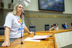 Na tribuna, a presidente do Projeto Social Angelina Luz, Erika Rocha Dallavécchia