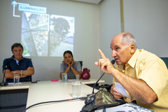 Carlos Elói Ribeiro, presidente da associação de moradores, apresentou aos parlamentares os problemas da região
