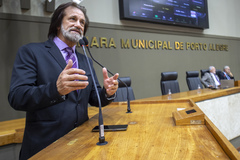 Movimentação de Plenário. Na tribuna, o vereador Aldacir Oliboni.