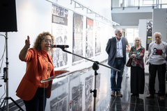 Abertura da exposição "A Ditadura do Brasil 1964 - 1985 - A Verdade da Repressão A Memória da Resistência". Ao microfone, vereadora Biga Pereira.