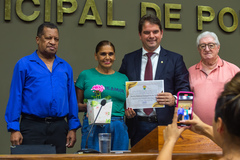 Neiva e Bins Ely exibem o diploma da homenageada