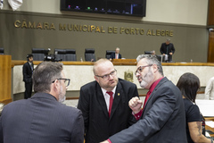 Movimentação de plenário. Vereadores Professor Alex Fraga, Tiago Albrecht e Roberto Robaina